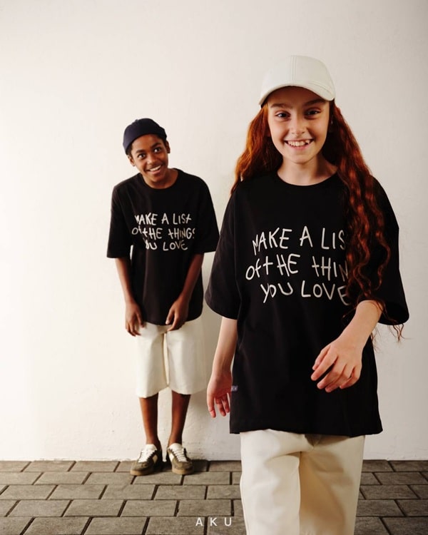 گالری ست چاپی شلوارک و تیشرت مشکی AKU