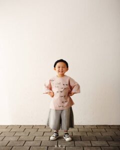 تصویر اول تیشرت طرح صورتی i like you برند AKU