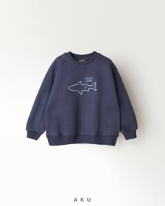 بلوز دورس پسرانه گلدوزی AKU، طرح کوسه