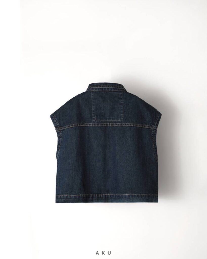 نمای پشت وست جین سرمه ای AKU